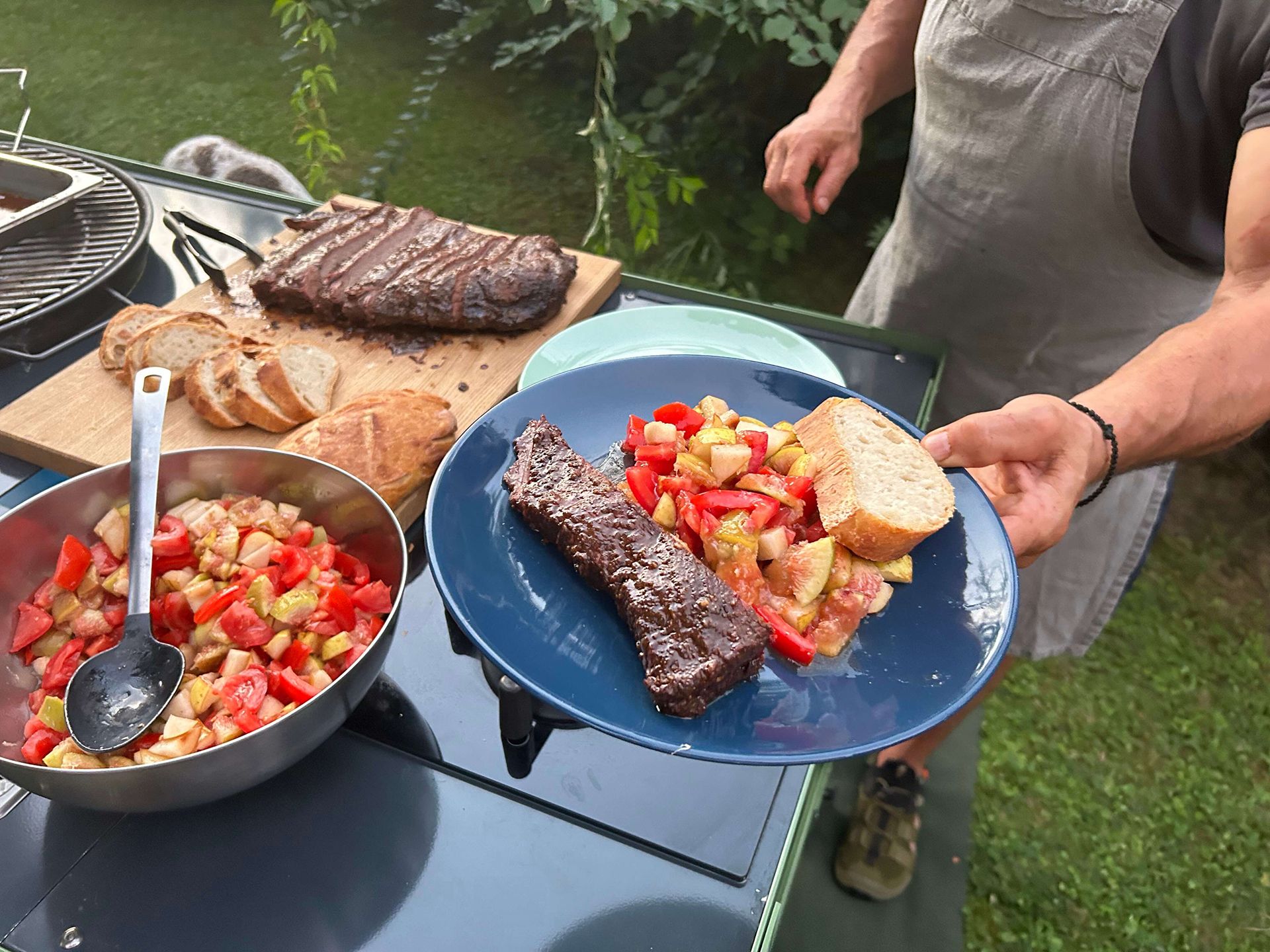 Baráti főzés a Duna partján